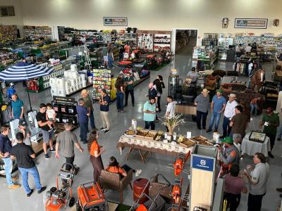 Loja Agropecuária Coprossel celebra 1º ano em Laranjeiras do Sul